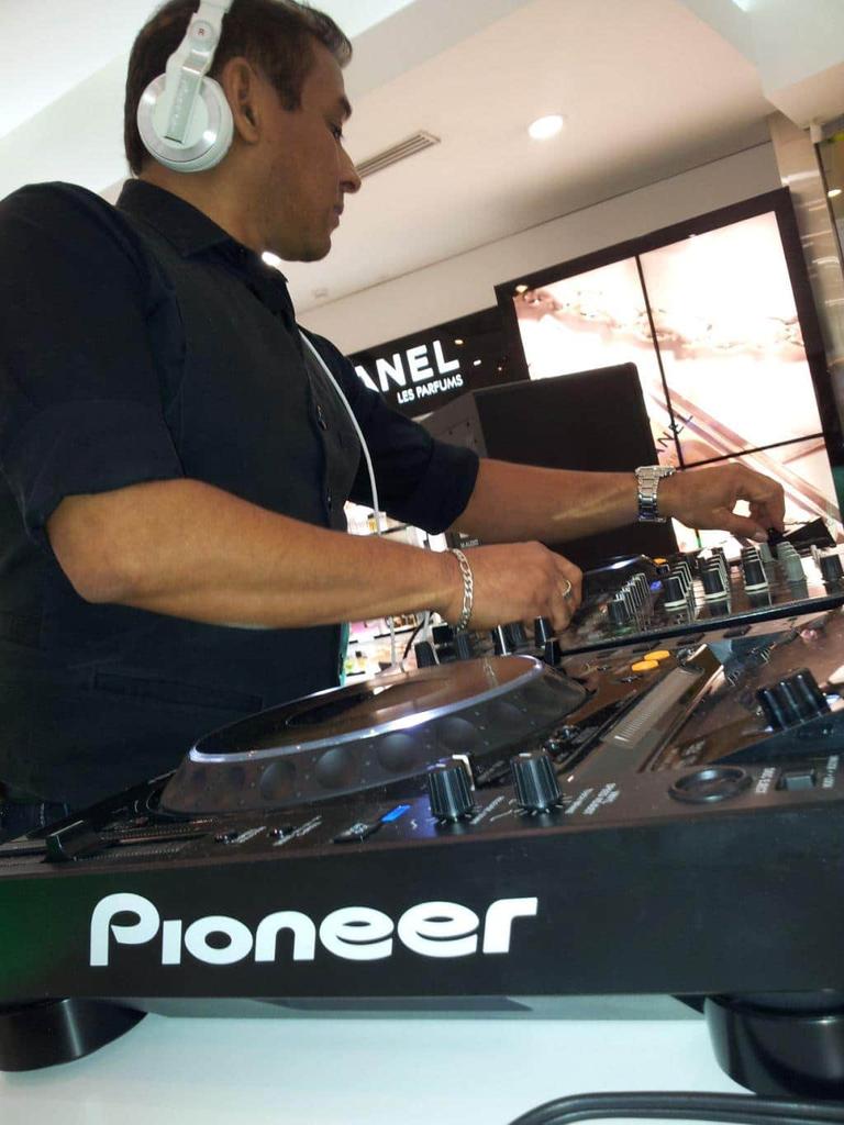 SergioMixPTY's tweet photo. #tbt Julio de 2012, cuando #Panamá era próspero libre de Tortugones y AnciaNitos ...... recordando cuando tuvimos una sesion de 4hrs en el Fashion Weekend #LaRiviera #Multiplaza, estuvo cool! Eran tiempos civilizados!! #dj #CDJ2000 #DJM800 #HDJ500  uff nostálgico! https://t.co/gqdaeBv5rb