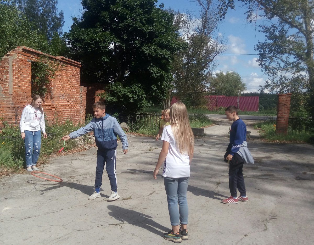 Самое главное в жизни- дружба.
Без друзей вам всегда будет скучно.
С друзьями можно бегать, прыгать, скакать.
И вместе весело играть!