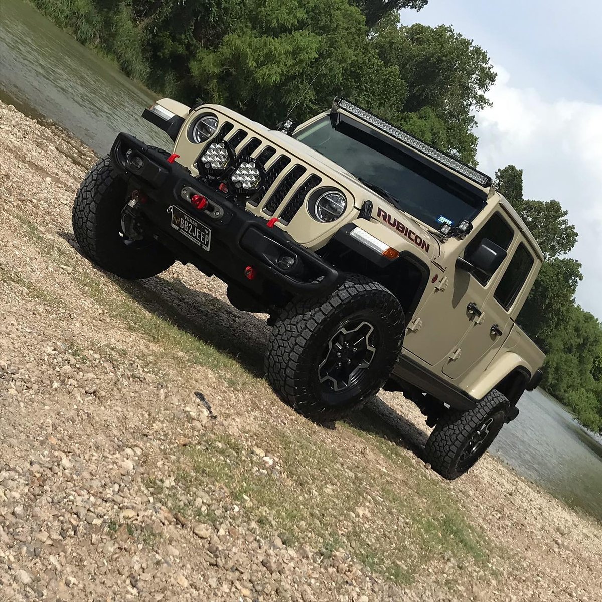 ZROADZOfficial's tweet photo. Make your Gladiator trail-ready with the ZROADZ Front Roof LED Kit including a 50-inch double row LED bar and 4 pod lights! Complete package that installs without drilling!

Check out part #Z374831-KIT4 $934.50
@jeep #zroadz 📸 @outlawoffroadoftexas https://t.co/Cb0bYU7OgO