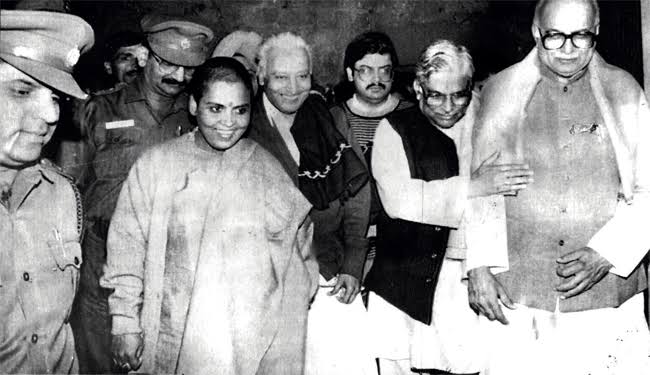 सन् 1993 : जनवरी में केंद्र सरकार ने मसले के स्थायी समाधान के लिए संसद से क़ानून बनाकर विवादित परिसर और आसपास की लगभग 67 एकड़ ज़मीन को अधिग्रहीत कर लिया.इसी वर्ष लाल कृष्ण आडवाणी व अन्य 19 लोगों पर CBI ने भड़काने के चार्ज लगाया। ...36/n