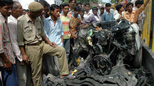 2005 : इस्लामिक अतंकवादी संगठन "लश्कर ए तयबा" के 5 आतंकियों ने राम जन्मभूमि पर हमला किया। वो नेपाल के रास्ते श्रद्धालुओं का वेश धारण कर अयोध्या पहुंचे थे और उन्होंने एक जीप में गोला बारूद भरकर मंदिर की दीवार उड़ानी चाही। CRPF ने पांचों अतांकियो को ढेर किया। ..42/n