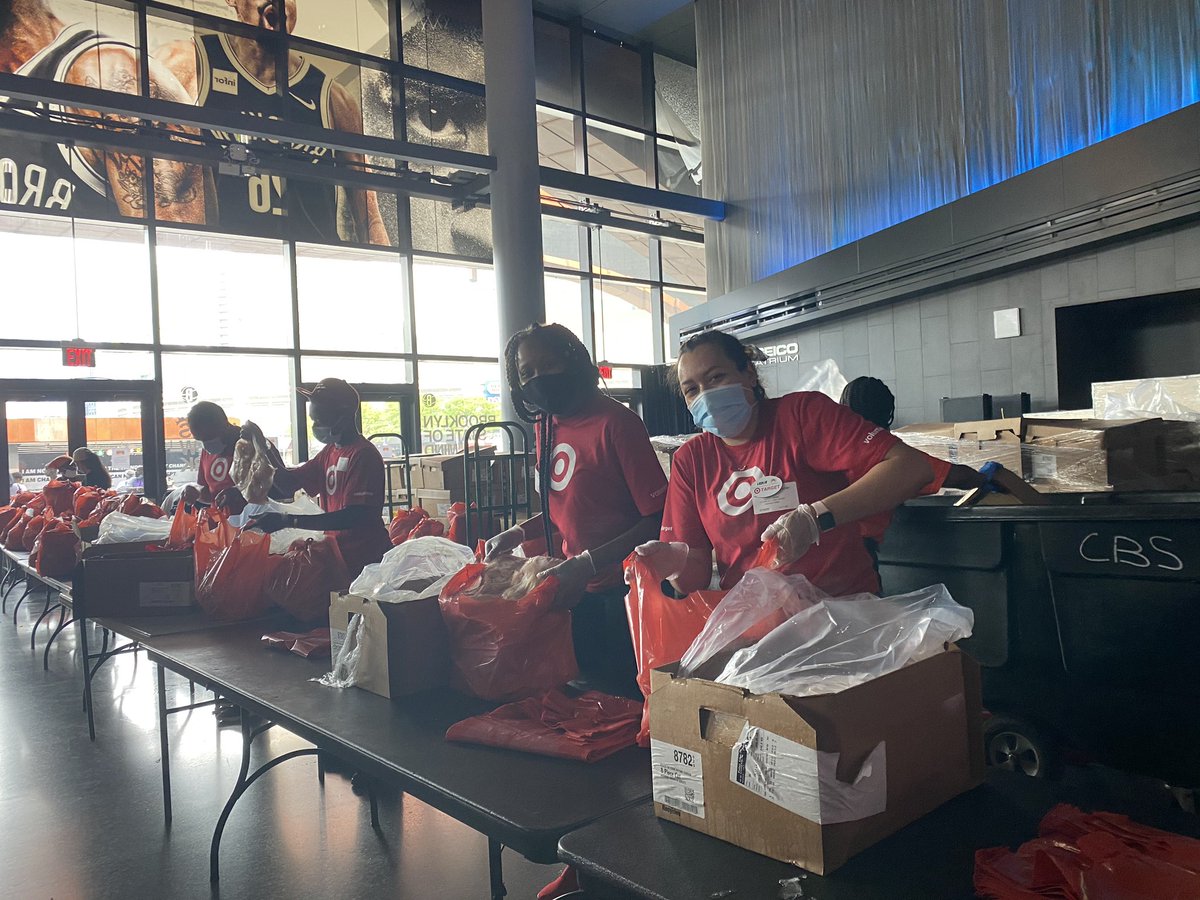 britt_tgt's tweet photo. T1849 and T3276 are all hands on deck with @FoodBank4NYC helping give foods and goods to community of Brooklyn! #targetvolunteers #D423 ❤️ https://t.co/WEsWcyJbwT