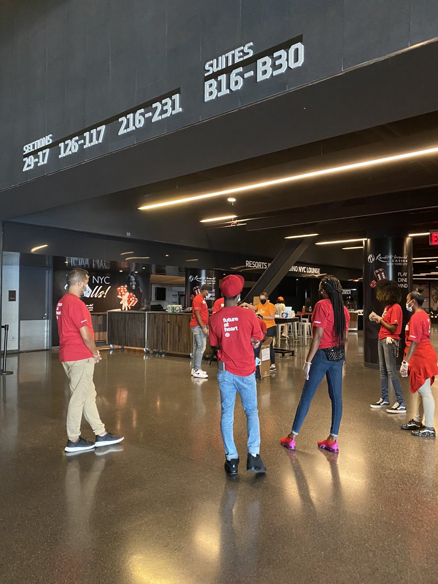 britt_tgt's tweet photo. T1849 and T3276 are all hands on deck with @FoodBank4NYC helping give foods and goods to community of Brooklyn! #targetvolunteers #D423 ❤️ https://t.co/WEsWcyJbwT