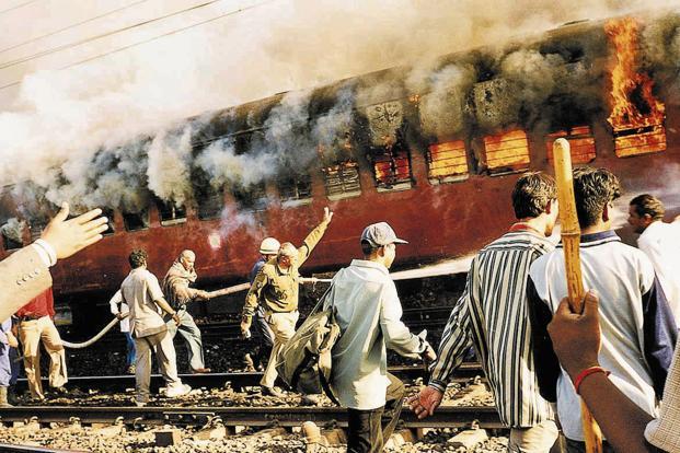 मंदिर बनाने वाली बात पर अड़ी रही।2002 : फरवरी में VHP ने 15 मार्च, 2002 से मंदिर बनाने की बात कही। उसी महिने 27 फरवरी को अयोध्या से आ रही साबरमती एक्सप्रेस की कोच S-6 में गोधरा स्टेशन पर कट्टरवादियों द्वारा आग लगा दी गई और 58 कार सेवकों को मार दिया गया। ..38/n