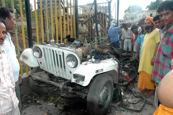 2005 : इस्लामिक अतंकवादी संगठन "लश्कर ए तयबा" के 5 आतंकियों ने राम जन्मभूमि पर हमला किया। वो नेपाल के रास्ते श्रद्धालुओं का वेश धारण कर अयोध्या पहुंचे थे और उन्होंने एक जीप में गोला बारूद भरकर मंदिर की दीवार उड़ानी चाही। CRPF ने पांचों अतांकियो को ढेर किया। ..42/n