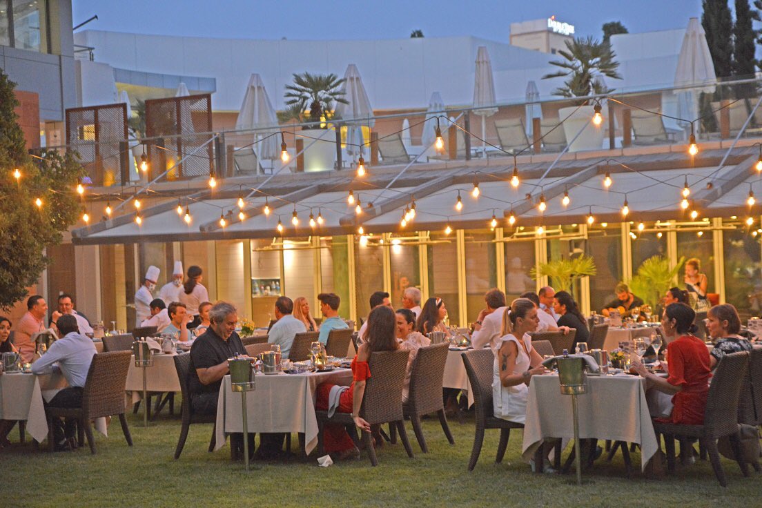 Swissotel_Izmir's tweet photo. Yenilenen ambiyansı ve menüsü ile Aquarium Mezzes&amp;Grill’de, bayramın birinci, ikinci ve üçüncü günlerinde Forte Akustik ile tam bayram tadında akşamlar sizleri bekliyor.

Manolyalı Bahçe’mizde ışıklar altında özel lezzetler ve keyifli bir müzik eşliğinde buluşmak üzere... https://t.co/dDipumOo3w