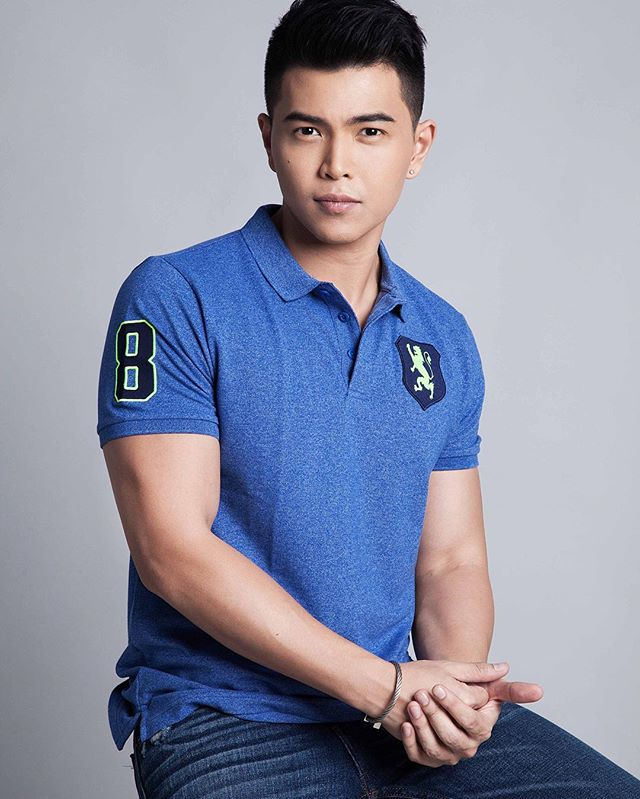 for__keeps's tweet photo. HIPON DAW??? Ba't hindi kaya ikaw ang manalamin, John Lapus. Hiyang-hiya naman si DARYL ONG (@imdarylong) sa 'yo. 🤣🤣🤣 https://t.co/q7LNrCJJdq