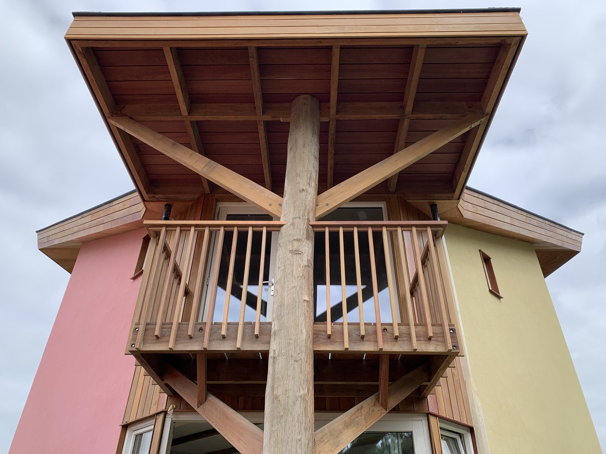 AnansiBoomHuis met boonvormige constructie voor ondersteuning van het balkon en dakoverstek op het zuiden. #Ecologisch #Biobased #Strobouw
