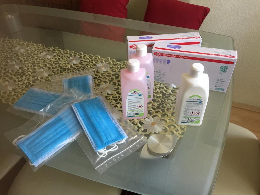 mauswurf's tweet photo. Was bringt das eigentlich die Pflegesachleistung kurzfristig auf 60 € zu erhöhen, wenn gleichzeitig die Packungen kleiner werden &amp; die Preise stark angestiegen sind? Auf dem Foto zu sehen ist ein 2 Monatsvorrat. Statt 50 Mundschutz nur 5, statt 100 nur 90 Handschuhe ...
#pflege https://t.co/e1pIiYt2YV