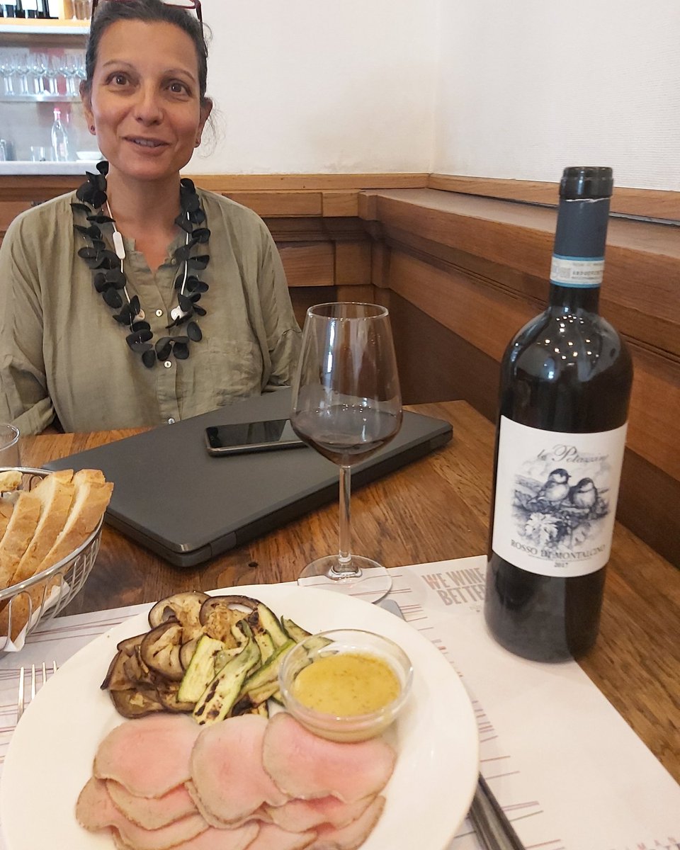 Pausa di lavoro con @carlatrimani 
#viteltonnè e @lepotazzine #rossodimontalcino #wewinebetter #trimaniconsiglia #wewinebar