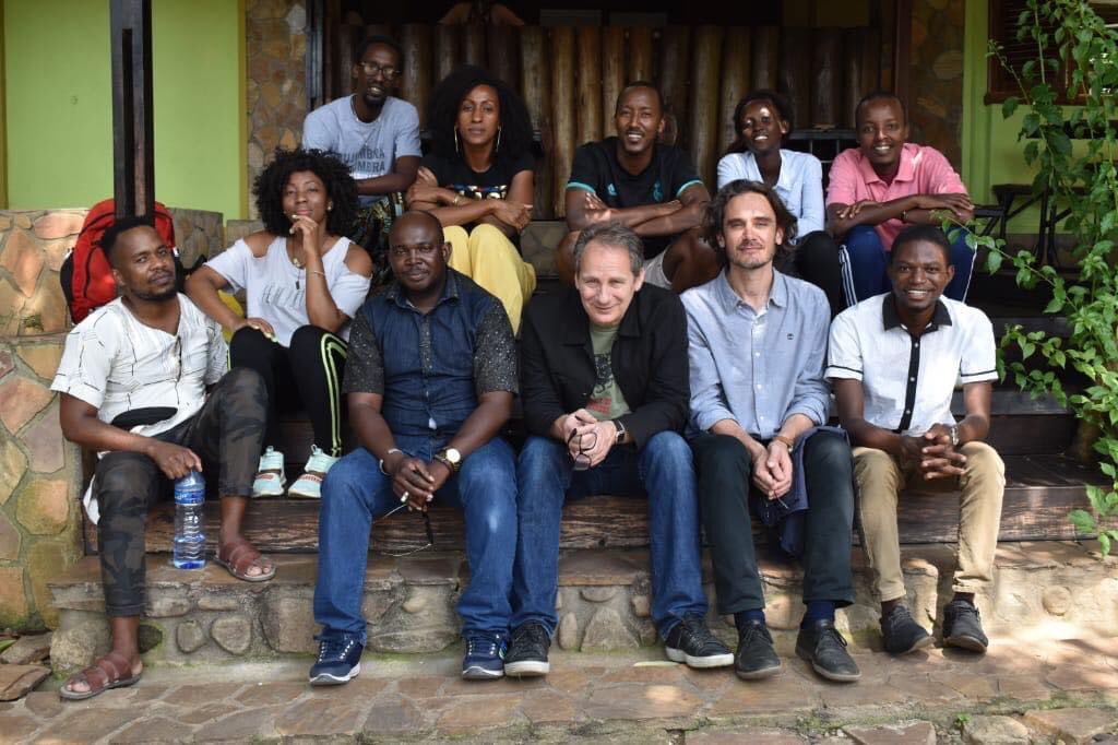 BujaSansTabou's tweet photo. « Staging Times » 🥳 🔥🔥, magnifique projet qui regroupe le 🇧🇮, 🇰🇪, 🇺🇬, 🇲🇼, 🇧🇫, 🇲🇱, 🇿🇦 , 🇩🇪 et la 🇨🇭 qui met en 💡 la relation entre 📷 et le théâtre est accessible désormais sur son nouveau site
https://t.co/LeE2oXJt4T

#bujasanstabou #bst2020 #photography #burundi #theatre https://t.co/oVmuO42BUc