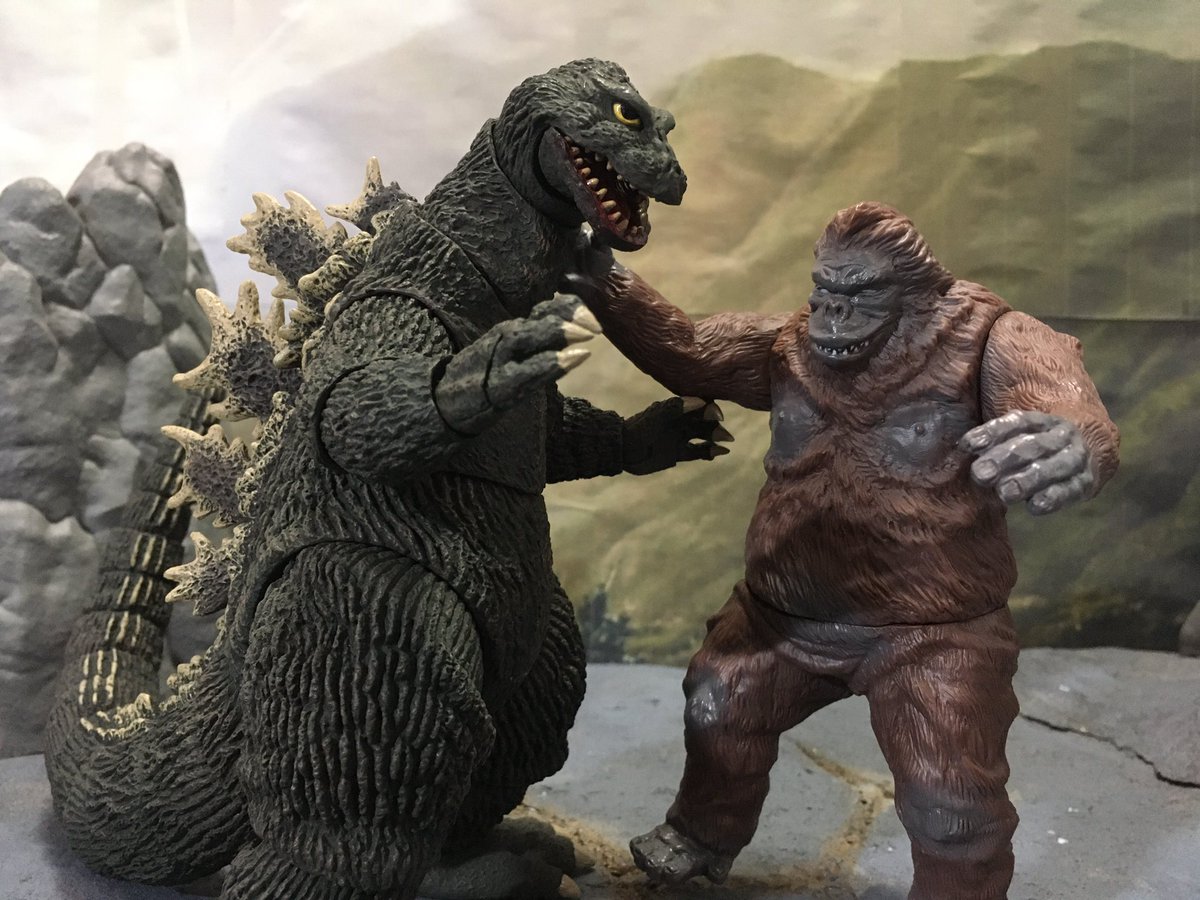 夜のフィギュア撮影会 お題『横』 横に並ぶ二大怪獣！キングコング対 