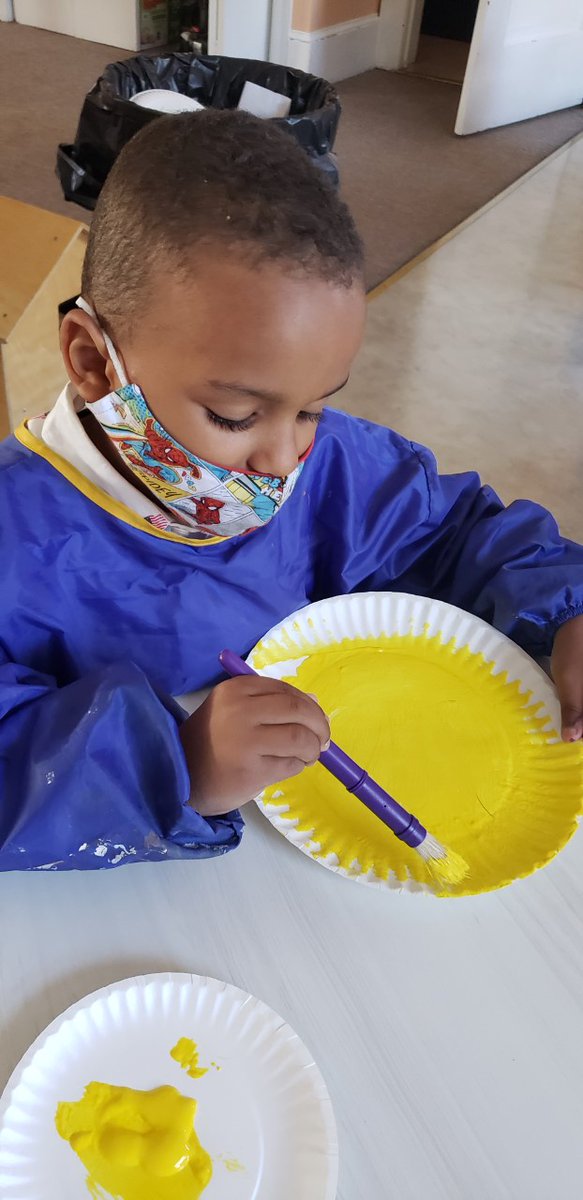 ACE_ELP's tweet image. Al came to visit from Dunmore to help the children review their feeling. Then the children painted paper plate emojis to express their feelings. 

#headstartworks #summerlearning #headstartcutie