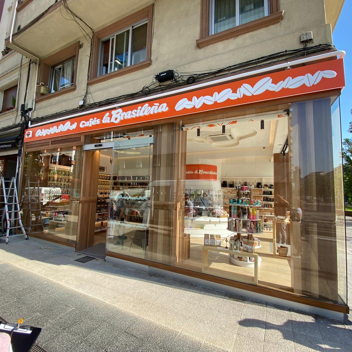 KMeetings's tweet photo. Hoy queremos dar la enhorabuena a nuestros amigos de @CafeLaBrasilena por la reapertura de su espectacular tienda de la Avda. Gasteiz. Apostando por el #comerciolocal de @vitoriagasteiz y generando ilusión🧡🧡🧡 https://t.co/JkCovvSClV