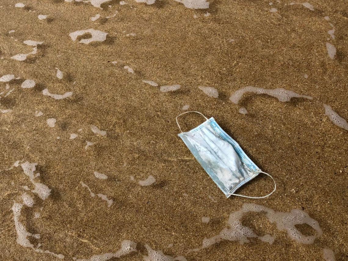 guardiacivil's tweet image. ¿#Sabías que una mascarilla higiénica común abandonada en un entorno natural puede tardar en degradarse entre 300 y 400 años?

La mascarilla es para ti 😷, no para la naturaleza ⚠🏞🌄Protégete frente a la #COVID19 y protege también el medio ambiente.