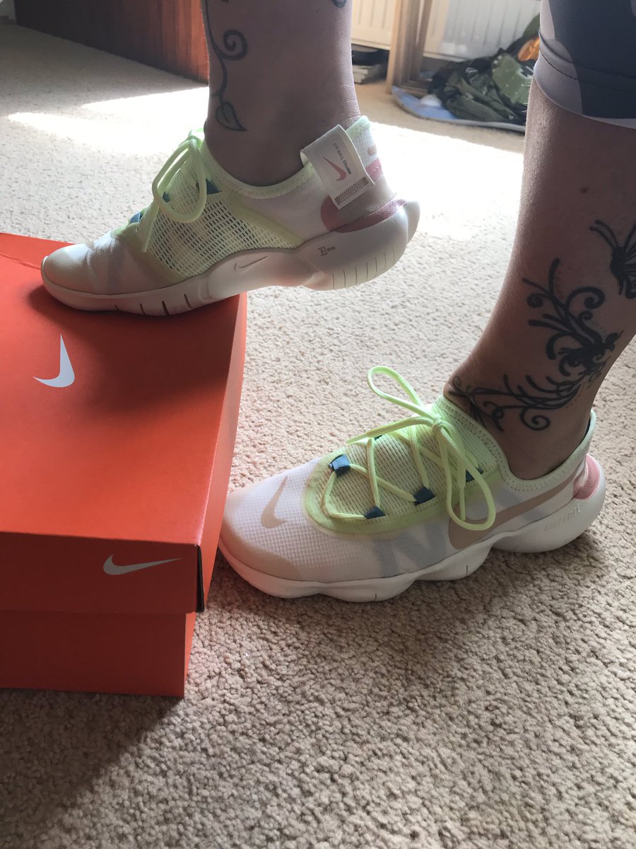 clair_cains's tweet image. Let’s stop all the glumness and marvel at my new @Nike trainers 🥰 @TheShitRunner #runr  #visorclub #purdueperformance @purdueperform @racecheck @AntRuns @MrsC_Runner @Johntytheowl  as Madonna would say..... ‘strike a pose’ 🤣🤣🤣