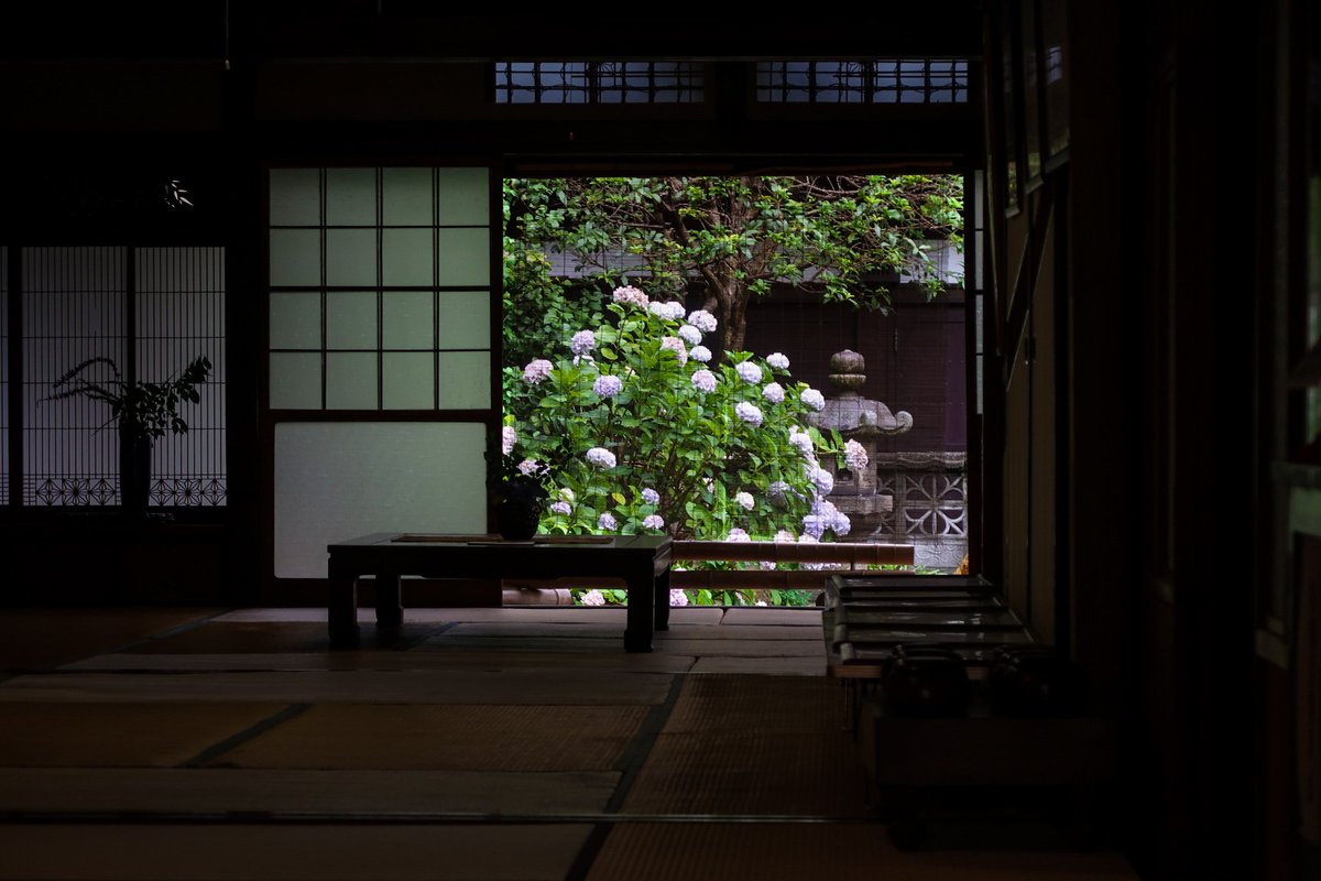 shigesh32276292's tweet photo. ちょっと前のこと。

こうして玄関に鍵もかけず、引き戸の音ひとつで｢おかえり～」とお台所の母。

懐かしいあの頃

#写真好きな人と繫がりたい 
#ファインダー越しの私の世界 
#広島Onedaytrip #たけはら町並み保存地区 #古民家 #destinationJapan #photography  #Ilovejapan https://t.co/dfA8y2pyvv