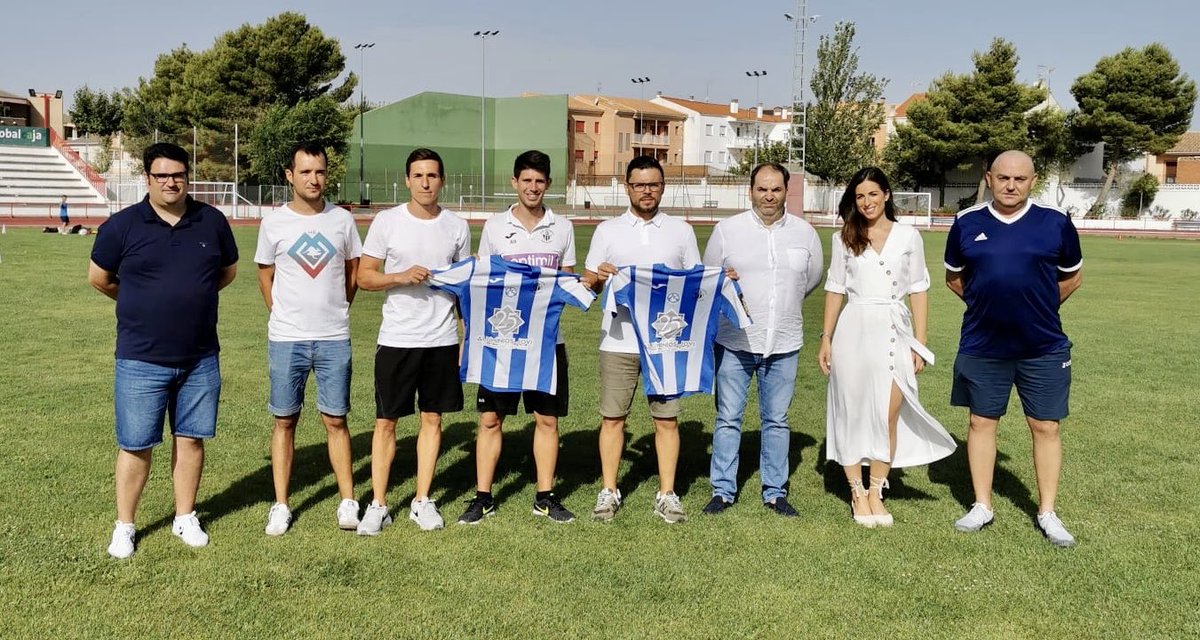 CDTarancon's tweet photo. COMUNICADO OFICIAL | Cuerpo técnico temporada 20/21:

Entrenador: Jorge Cañete
2o entrenador: Adrián Algarra
Preparador físico: Javier Lozano
Preparador de porteros: Miguel Angel Grande
Fisioterapeuta: Pablo Domínguez
Coach deportiva: Sabina González Delegado: Jesús García Jara https://t.co/QtMwf30ToE