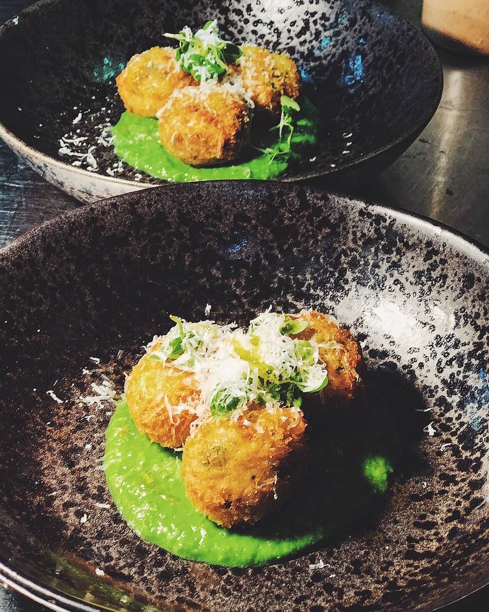 MarlboroughTav's tweet photo. New starter / Pea, feta, mint + basil arancini balls with pea puree + parmesan! 

#aranciniballs #peapuree #gastropub #batheats #bathfoodies https://t.co/Se5tjwscoe