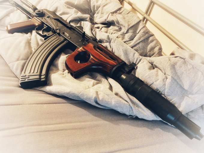 ずっと欲しかったAKのガスガンを買いました、銃身は全部スチール製なので、サプレッサーと合わせて4.5㎏超えてます…もう鈍器ですねw
ちなみに台湾GHK製です。 