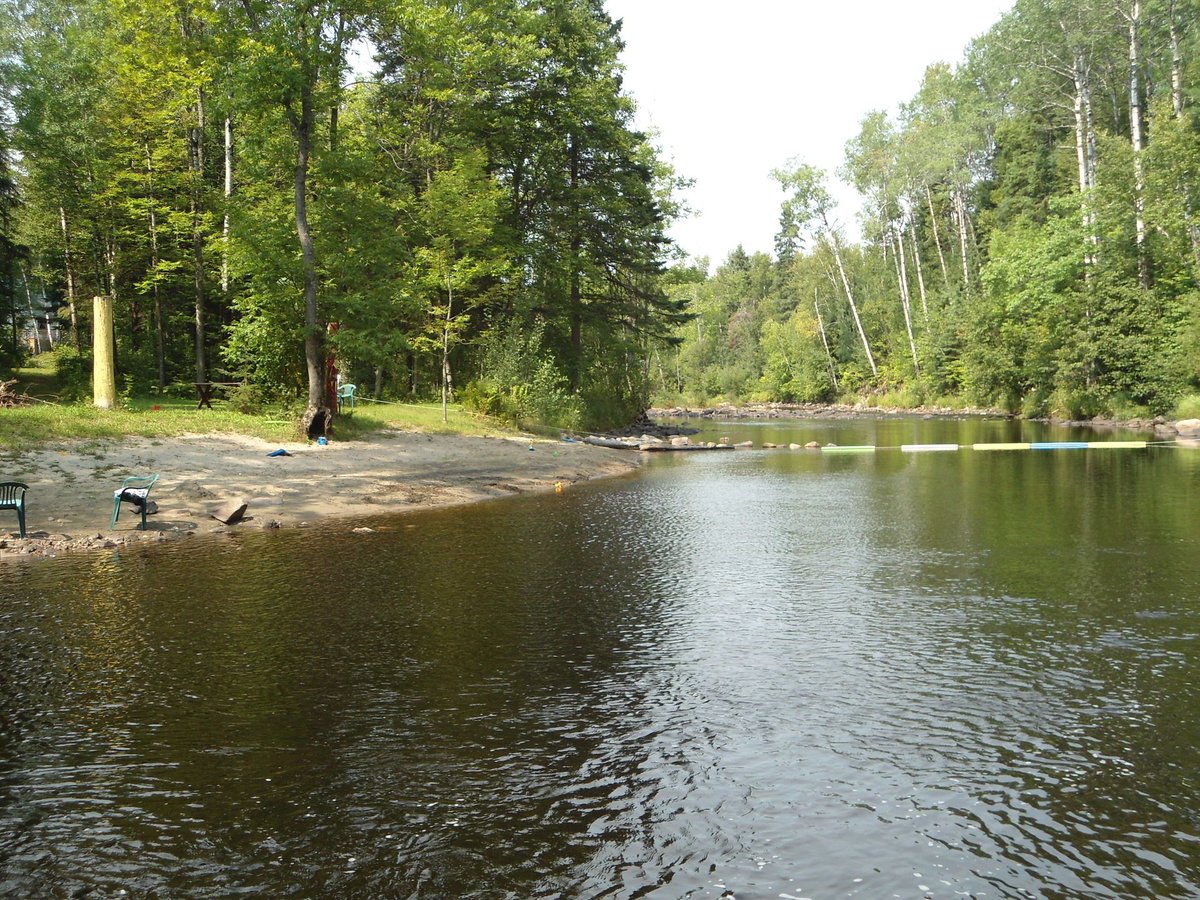 WeChalet's tweet photo. Endroit paisible et enchanteur. Le chalet est juste devant la belle rivière. Le terrain a 134 000 pieds carrés. Une plage est accessible et il est possible de se baigner juste devant. https://t.co/c6PTUZNaZd https://t.co/puha0ZM9kK