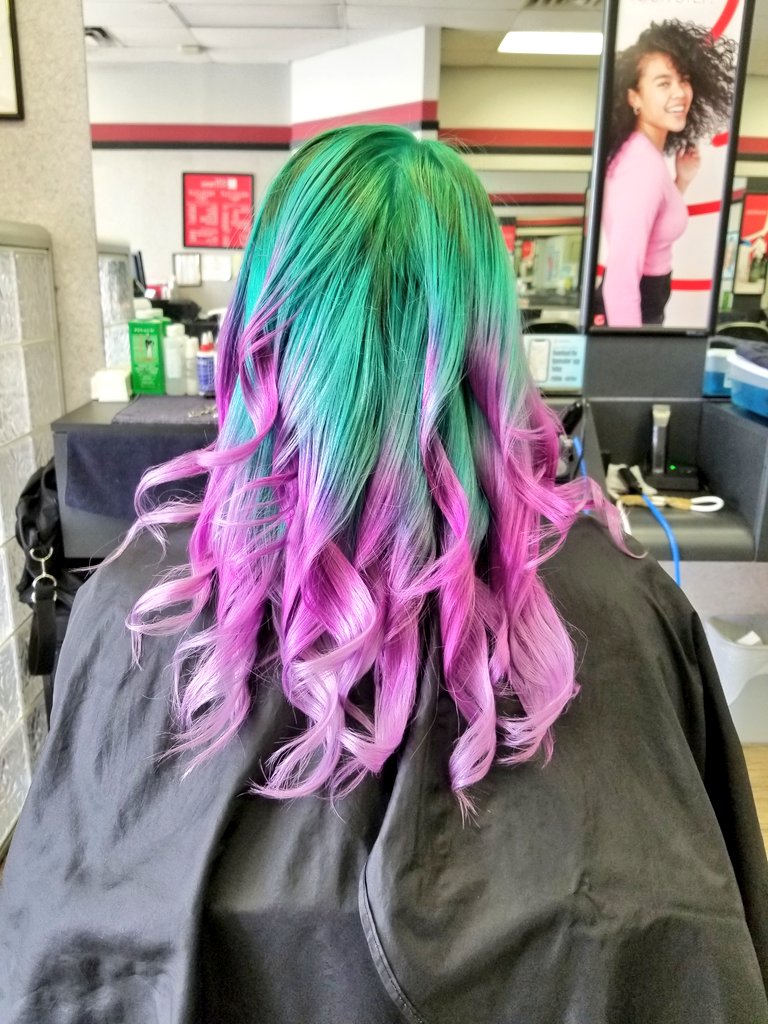 oftheseabeauty's tweet photo. Mermaid Fusion!🧜‍♀️ now that's what a call some radiant hair!💁🏼‍♀️ *swipe to see the before* #pravana #austintxhairsylist #austintx #mermaidhair #hairstylist #austintx #dyinghair https://t.co/03vkFGQRpW