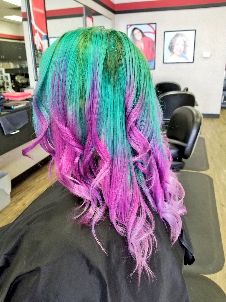oftheseabeauty's tweet photo. Mermaid Fusion!🧜‍♀️ now that's what a call some radiant hair!💁🏼‍♀️ *swipe to see the before* #pravana #austintxhairsylist #austintx #mermaidhair #hairstylist #austintx #dyinghair https://t.co/03vkFGQRpW