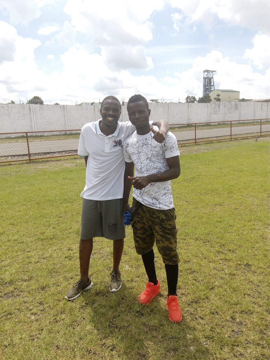 akalubinda's tweet photo. With Nkana legend #SateSate at Scrivener! Bola ya mumulopa bane https://t.co/tI5pba9YdM