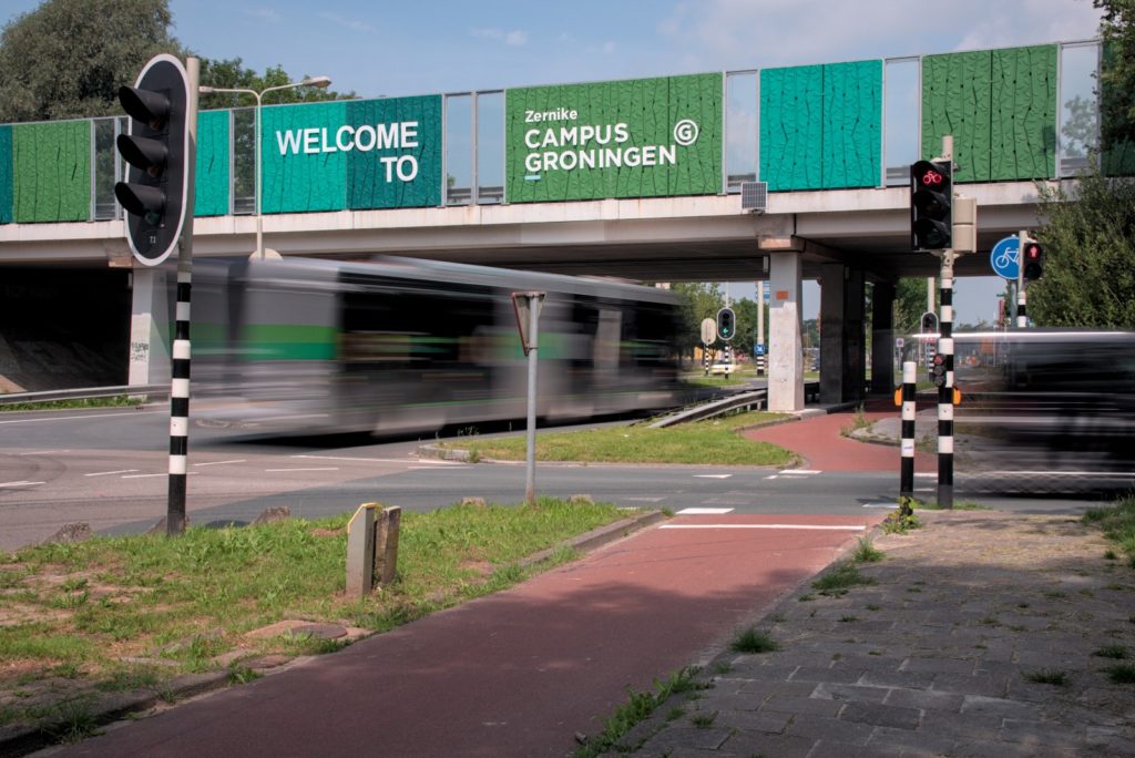 campusgr_'s tweet photo. Hoe ziet de ideale @Zernike_Campus eruit in 2030 als proeftuin voor slimme mobiliteit? Onderzoek van @hivemobility @GronBereikbaar en #CampusGr start. Lees meer:
https://t.co/tAY8jNJ2w9 https://t.co/FfHLtjLFU2