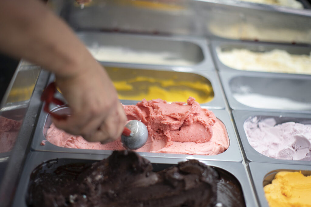 Telebasel's tweet photo. Es ist heiss. Höchste Zeit für ein feines #Glacé! #GaultMillau hat ein #Ranking mit den zehn besten Adressen gemacht. Drei davon liegen in #Basel und Umgebung.
https://t.co/riY1Eek5eM
#TBSummer #TBGenuss https://t.co/AbVIuD44OI