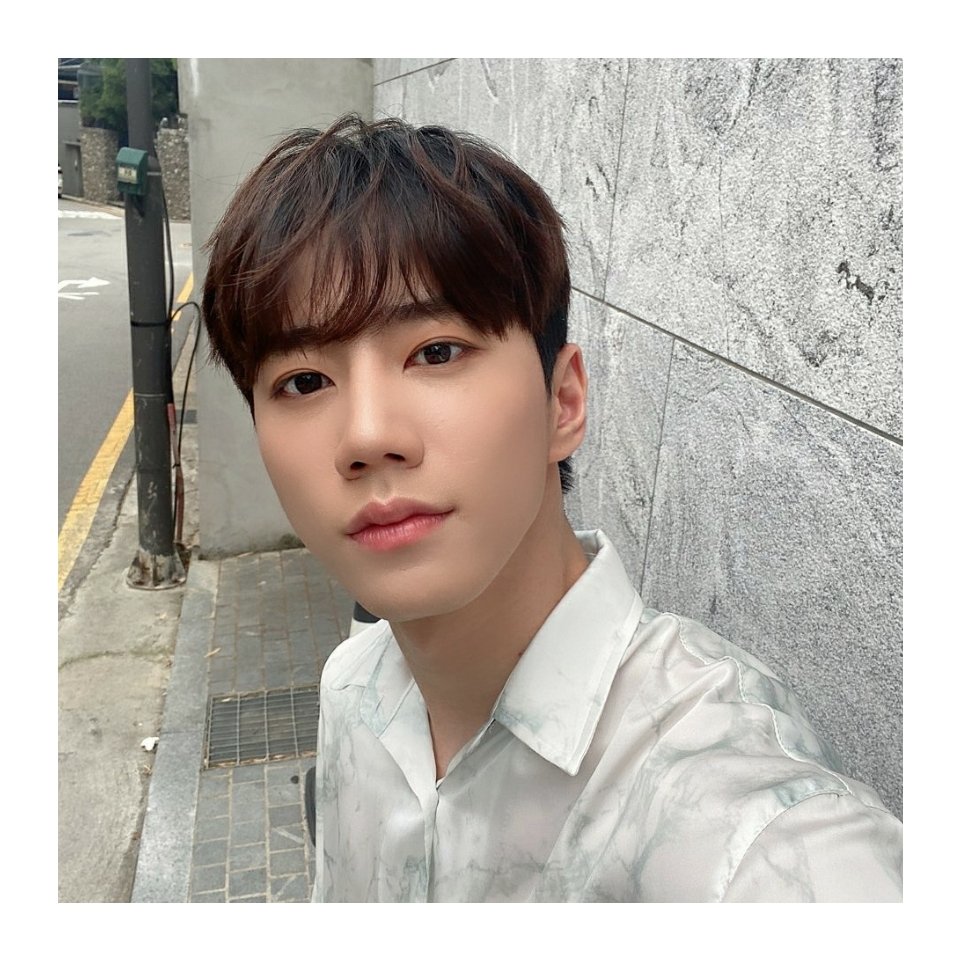 [#이준영] 오늘 하루도 고생했어요🧡💛 내일 금요일도 화이팅😊

#LEEJUNYOUNG