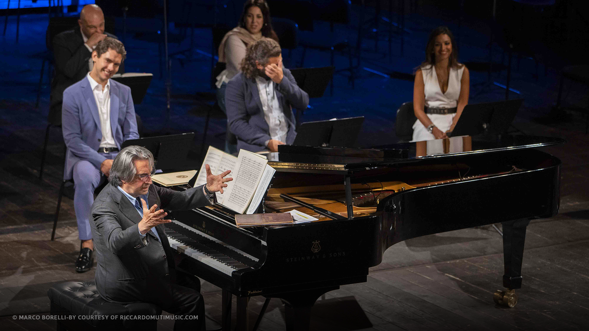 TIM_Official's tweet photo. Oggi, al teatro Alighieri di Ravenna, i direttori d’orchestra della Riccardo Muti #ItalianOperaAcademy saliranno a turno sul podio per dirigere l’orchestra in una selezione di brani tratti da "Cavalleria Rusticana" e "Pagliacci". 👉https://t.co/CP0GKsUw9d @_RMMusic_ @MaestroMuti https://t.co/dy5WdCF8gt