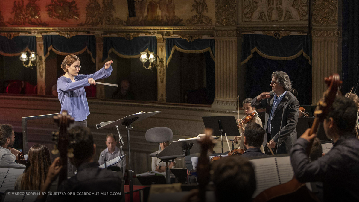 TIM_Official's tweet photo. Oggi, al teatro Alighieri di Ravenna, i direttori d’orchestra della Riccardo Muti #ItalianOperaAcademy saliranno a turno sul podio per dirigere l’orchestra in una selezione di brani tratti da "Cavalleria Rusticana" e "Pagliacci". 👉https://t.co/CP0GKsUw9d @_RMMusic_ @MaestroMuti https://t.co/dy5WdCF8gt