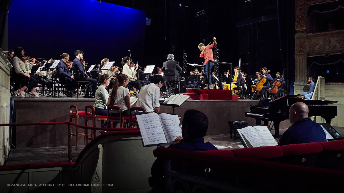 TIM_Official's tweet photo. Oggi, al teatro Alighieri di Ravenna, i direttori d’orchestra della Riccardo Muti #ItalianOperaAcademy saliranno a turno sul podio per dirigere l’orchestra in una selezione di brani tratti da "Cavalleria Rusticana" e "Pagliacci". 👉https://t.co/CP0GKsUw9d @_RMMusic_ @MaestroMuti https://t.co/dy5WdCF8gt