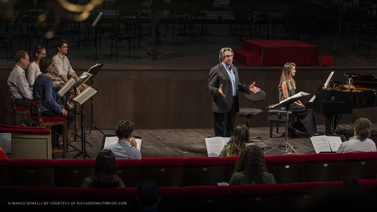 TIM_Official's tweet photo. Oggi, al teatro Alighieri di Ravenna, i direttori d’orchestra della Riccardo Muti #ItalianOperaAcademy saliranno a turno sul podio per dirigere l’orchestra in una selezione di brani tratti da "Cavalleria Rusticana" e "Pagliacci". 👉https://t.co/CP0GKsUw9d @_RMMusic_ @MaestroMuti https://t.co/dy5WdCF8gt