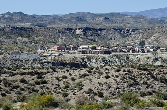 BeatrizManMar's tweet photo. Fort Bravo se encuentra en el desierto de Tabernas, Almería, aunando paisaje natural e historia del cine. Construido en 1966 para el rodaje del Spaghetti Western "El Bueno, El Feo y El Malo" de Sergio Leone. Clint Eastwood o Lee Van Cleef compartieron aquí escena 🎬📽️
#Tramando🤔 https://t.co/9FjZsZJ3vV