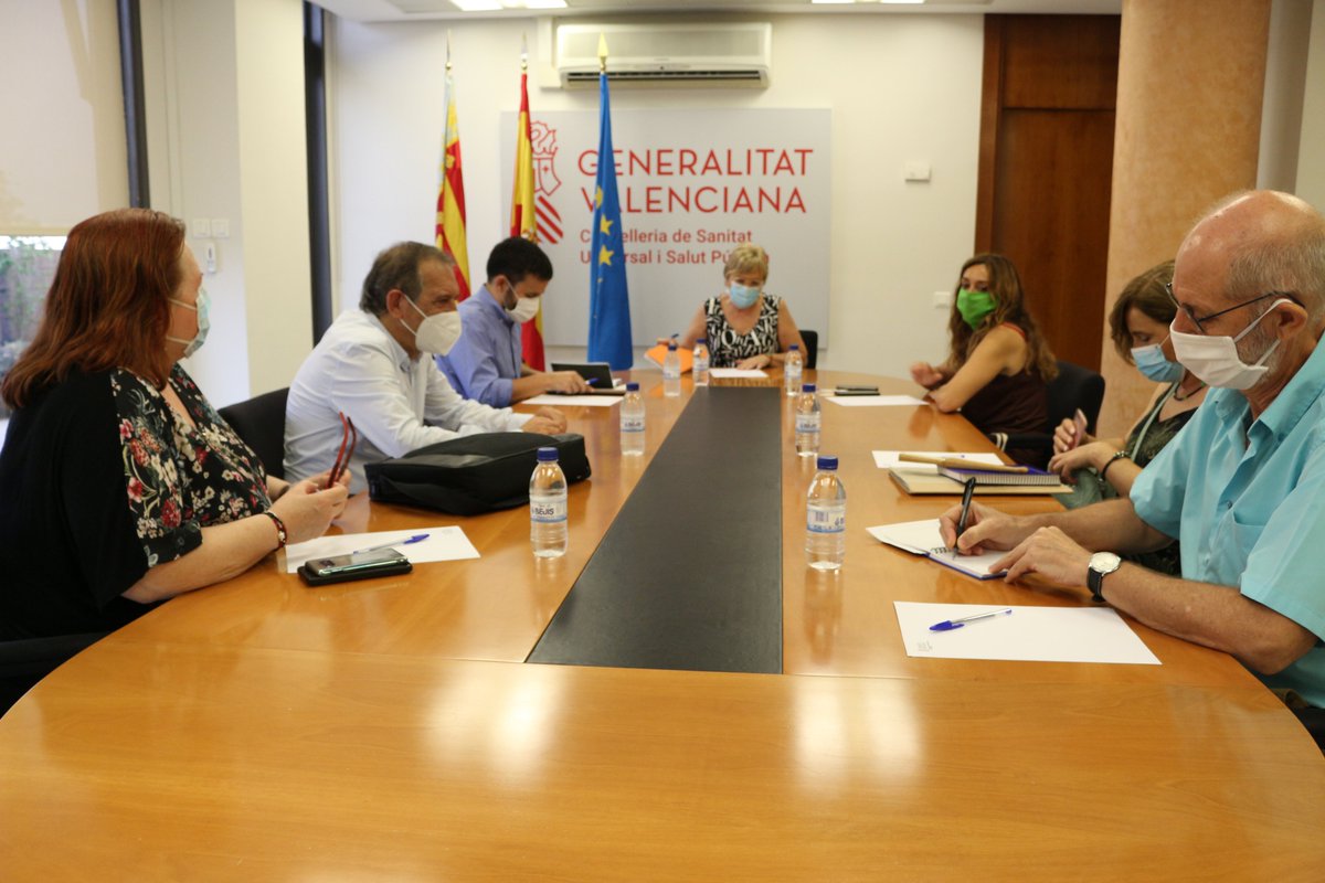 GVAeducacio's tweet photo. 📄🏫 Transmetem amb Sanitat el protocol específic de protecció i prevenció de la COVID-19 als centres educatius.

El document preveu les mesures d'actuació determinades per les autoritats sanitàries per als centres educatius valencians.

ℹ️ Més informació: https://t.co/6mYBejqs00 https://t.co/KF89uBC0I0