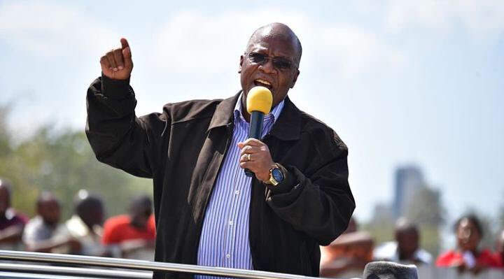millardayo's tweet photo. Rais JPM ameagiza Wakazi wa Kibiti kujisaidia kwenye vyoo wanavyotumia DC na DED wa Kibiti majumbani mwao kufuatia soko la Kibiti kukosa choo. “natoa wiki moja DC na DED jengeni vyoo hapa, wafanyabiashara kuanzia leo msilipe ushuru hadi wajenge vyoo na kwa sasa tumieni vyoo vyao” https://t.co/jWcMbNTjMw