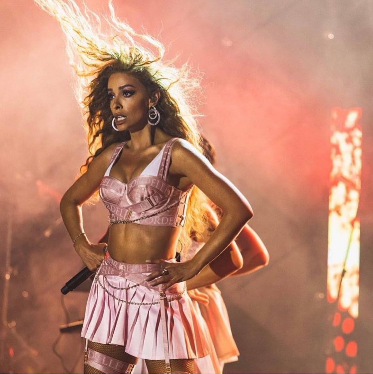 foureira_eleni's tweet photo. If only I could explain how much I’v missed the stage and my fans 😭🎤🙏🏼💥🧡 #happytobeback #missingmyangels https://t.co/uyZIjRcRVu