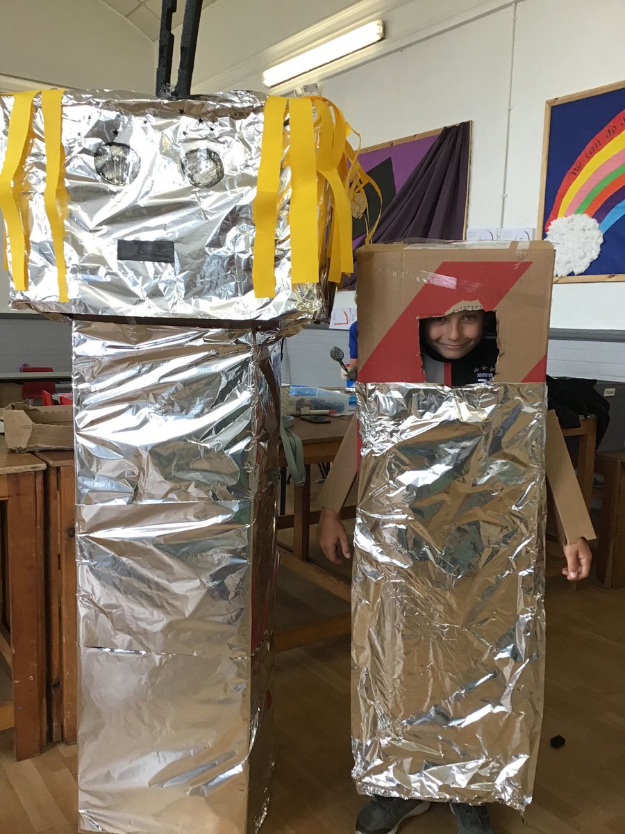 CCMPrimary's tweet photo. Lots of fun junk modelling at our summer holiday club today #CollaboratingTogether #MakingModels #TeamChristChurch #Fun https://t.co/iVujGloMm6