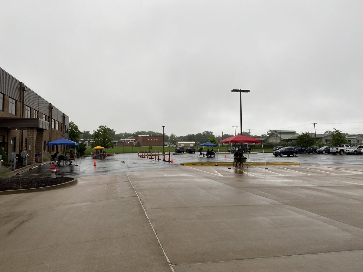 Device pickup is open in the light showers. We will be here  as long as we can....as long as there is no lightening. Stay tuned for updates as the day progresses. #cpsbest ⁦<a href="/tech_cps/">CPSTech</a>⁩