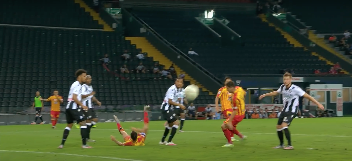 LucaBrindisino's tweet photo. @G_Lapadula eroe di giornata, premiato #Liverani.
#Paz chiude male la stagione, in affanno #Calderoni e #Shakhov. La media voto di stampa locale e nazionale: le pagelle definitive di @Udinese_1896 @OfficialUSLecce
---> https://t.co/GItJFwITQl
#UdiLec #UdineseLecce #Lecce #SerieA https://t.co/xdkCd8KgVn