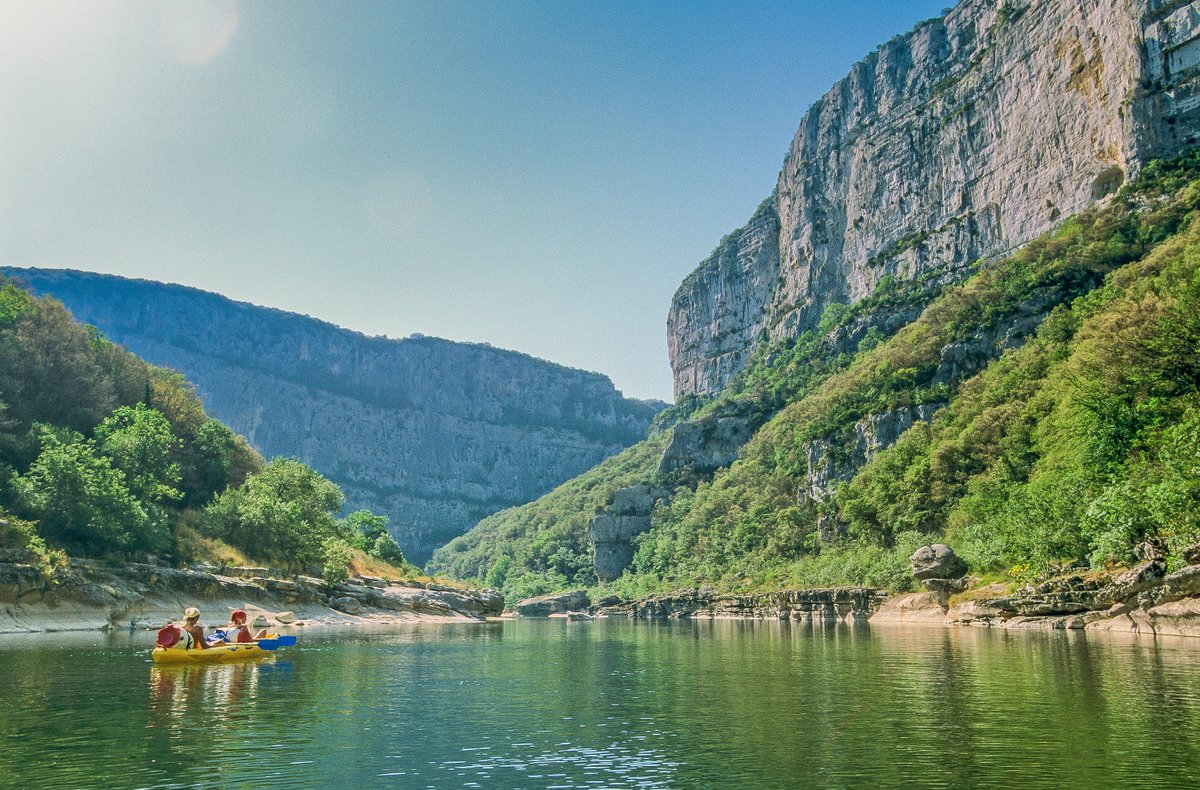Partir_Ici's tweet photo. Il fait beau 🌞 et il fait (très) #chaud 🌡 ! 
Alors juste pour vous, on a déniché 13 super pour vous rafraîchir et vous détendre au bord de l’#eau 💦😎

👉 https://t.co/6AizkBFRYh

#lacs #rivières https://t.co/swSc6nzlk3