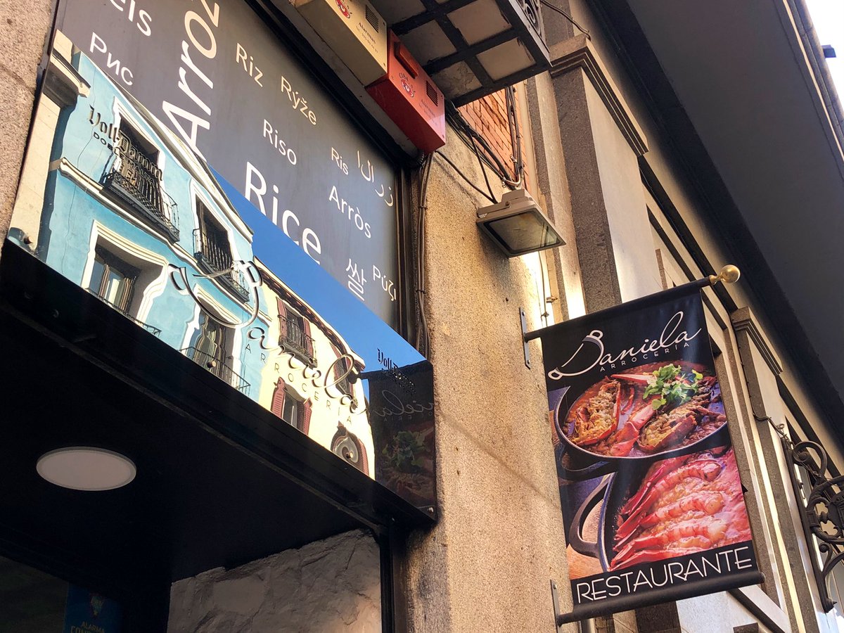 ArrocesDaniela's tweet photo. Antes de entrar, en nuestra pantalla, ya puedes ver imágenes de nuestros mejores #arroces y #paellas para decidir una vez entréis 😉 https://t.co/pp4wZdGG3T
