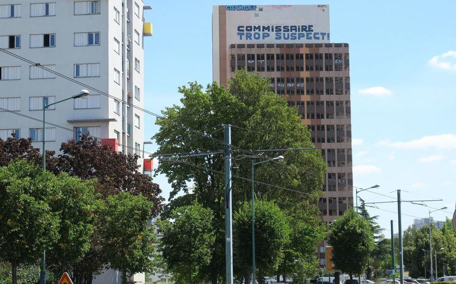 le_Parisien's tweet image. Squats, tag géant et base jump : les mystères de la tour Entrepose à La Courneuve
➡ Un intrigant graffiti est apparu au sommet de cette tour vide, située au carrefour des Six-Routes. Un mystère de plus autour de ce géant désossé, abandonné depuis 2004 &amp;gt; leparisien.fr/seine-saint-de…
