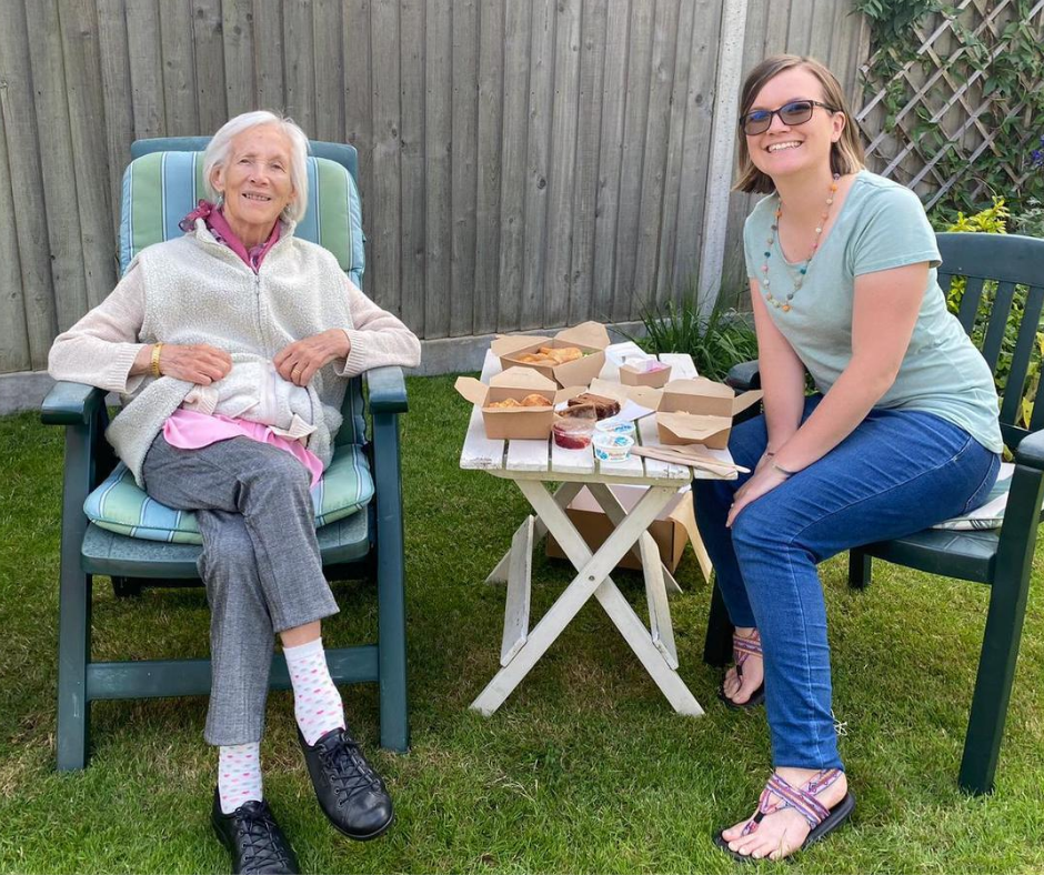 AshridgeLiveIn's tweet photo. Paula our visiting carer who won the cup cake competition. Sharing her prize afternoon tea from @Peterleyfarm with her client in Wendover. Great satisfaction comes from sharing with others  😋💙👏 #HomeCare #AfternoonTeaTime https://t.co/SmkKkv2hgc
