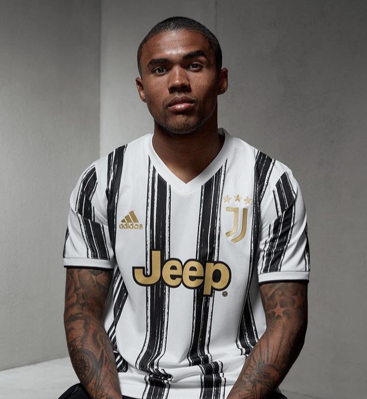 LaCasacaBlog's tweet photo. Algo bueno sobre este diseño:
Los pincelazos en los bastones varían en las camisetas. https://t.co/PT2itccTLH