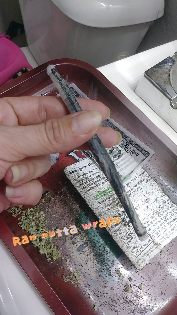 GypsyStarr6's tweet photo. I dont always smoke joints but when i do i smoke them in hundos.... Lmfao #fml #INeedABlunt https://t.co/tgWezhD0oH
