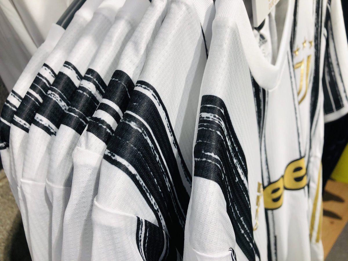 LaCasacaBlog's tweet photo. Algo bueno sobre este diseño:
Los pincelazos en los bastones varían en las camisetas. https://t.co/PT2itccTLH
