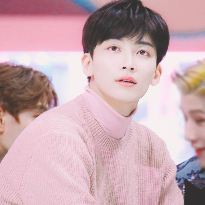 JEONGHAN WEARING TURTLENECKA thread;